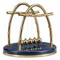 Goldene Pendelskulptur mit Marmorsockel für Schreibtischdekoration